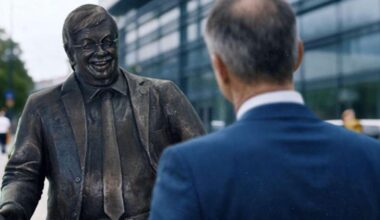 Aus Protest gegen Umgang mit AfD: Künstler stellen Lübcke-Statue vor CDU-Zentrale auf
