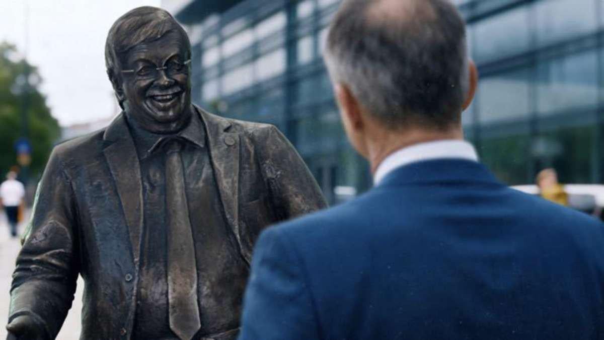Aus Protest gegen Umgang mit AfD: Künstler stellen Lübcke-Statue vor CDU-Zentrale auf