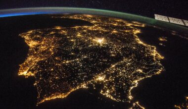 A Península Ibérica vista do espaço à noite.