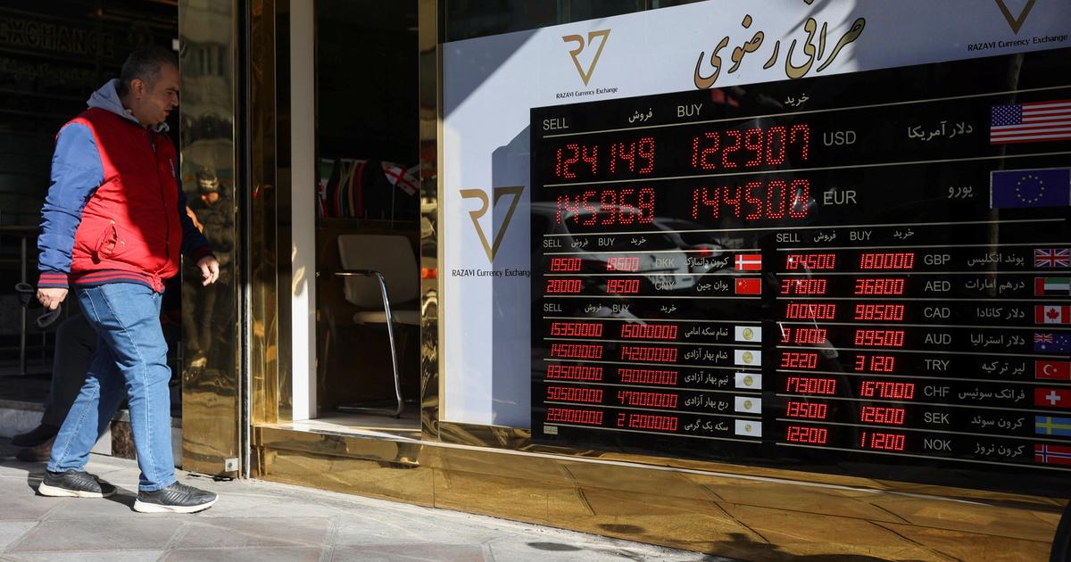 Iran protests over collapsing economy spread to universities