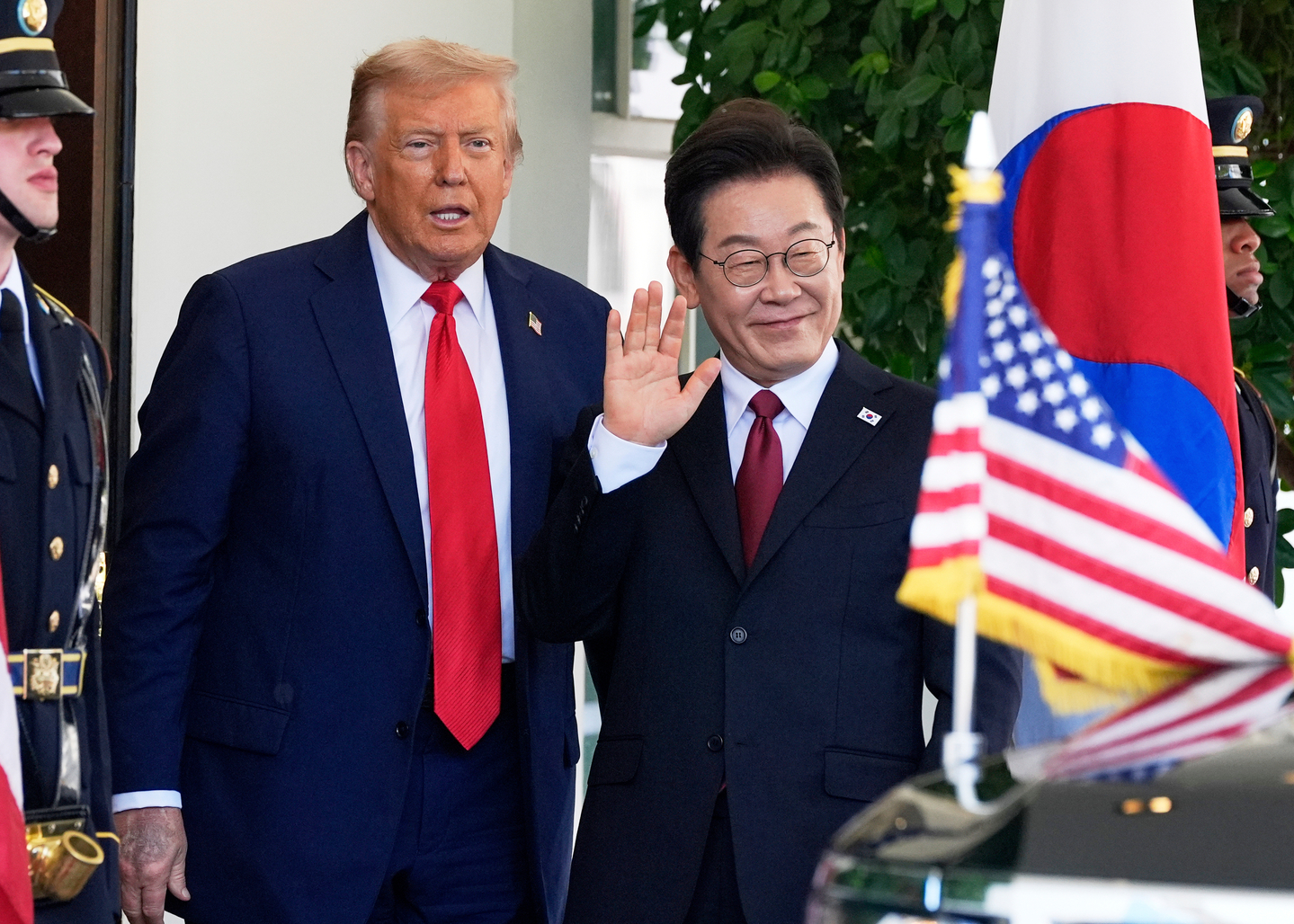 South Korean President Lee Jae Myung, right, is greeded by U.S. President Donald Trump upon his arrival at the White House on Aug. 25 in Washington. [AP/YONHAP]