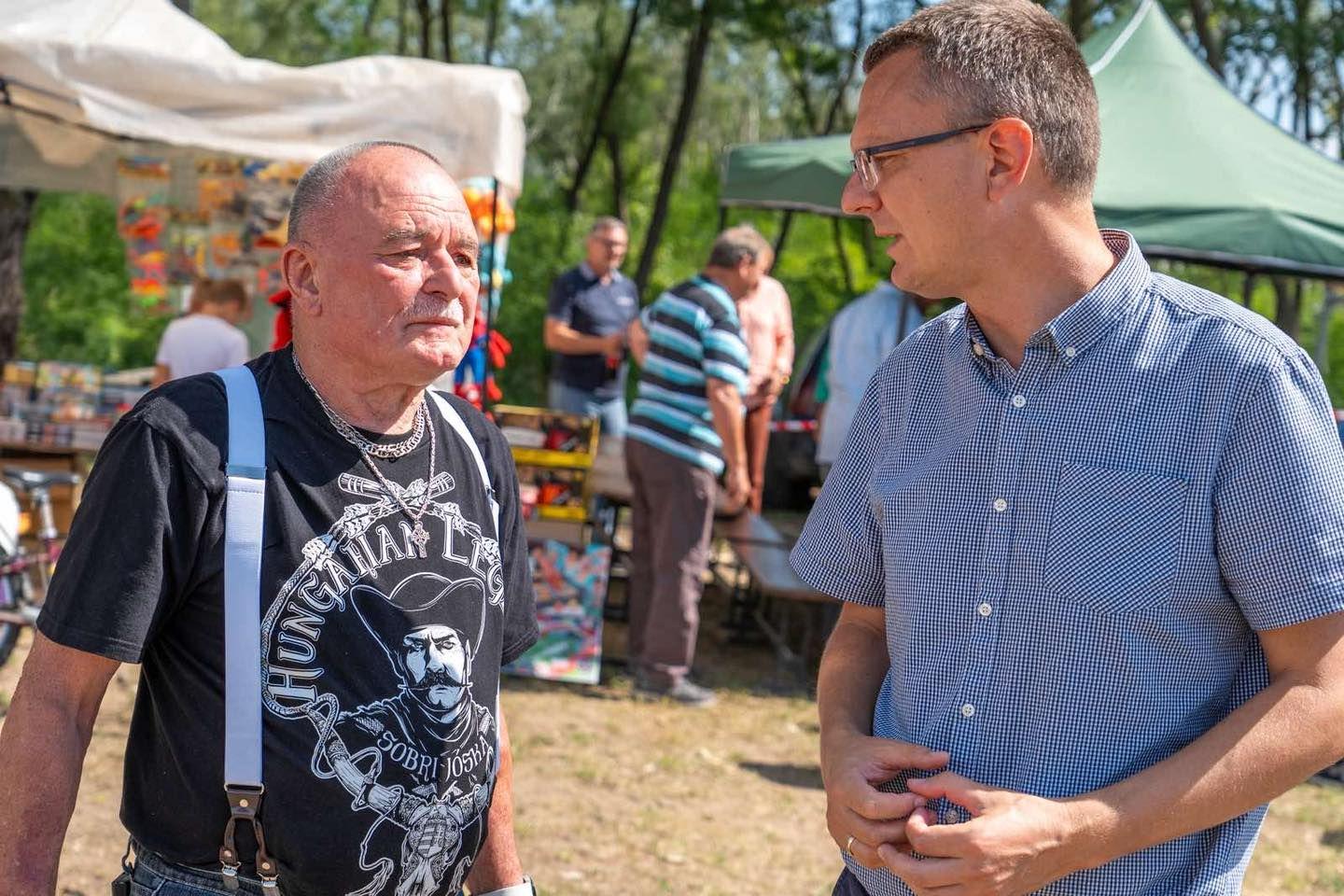 Nyílt levelet címeztek Szabó István polgármesternek és Rétvári Bencének az őrbottyániak, amelyben a képviselőt az adventi gyertyagyújtástól való távolmaradásra szólítják fel.