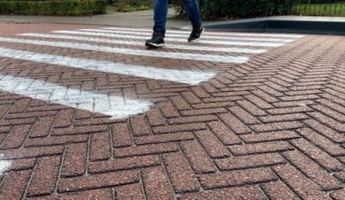 Raadsel in Aldwâld: wie heeft een zebrapad op de weg geschilderd?