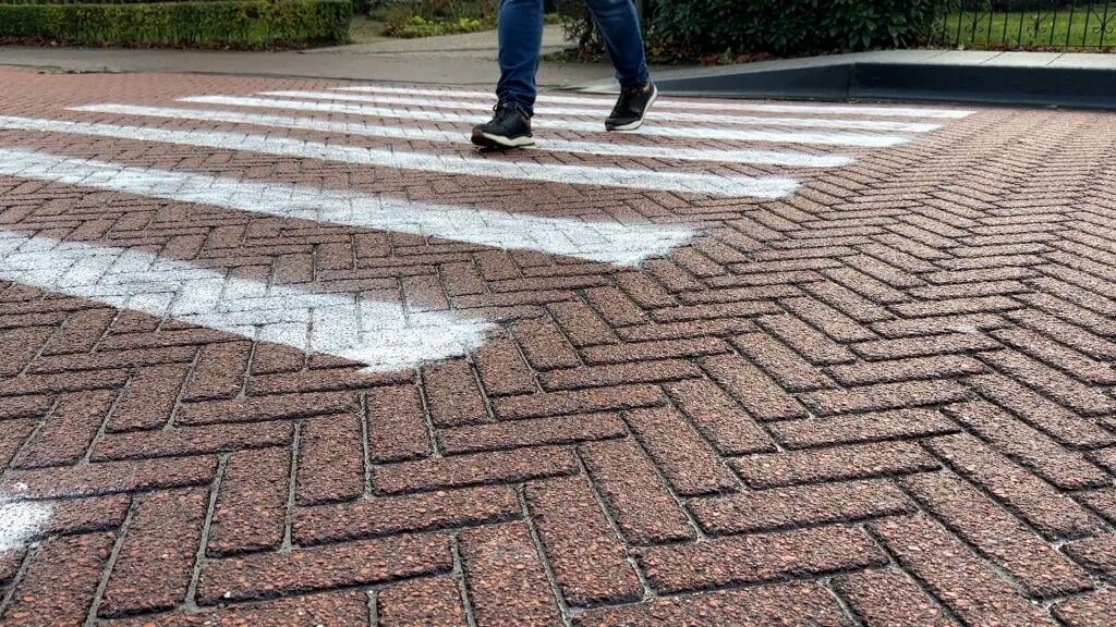 Raadsel in Aldwâld: wie heeft een zebrapad op de weg geschilderd?