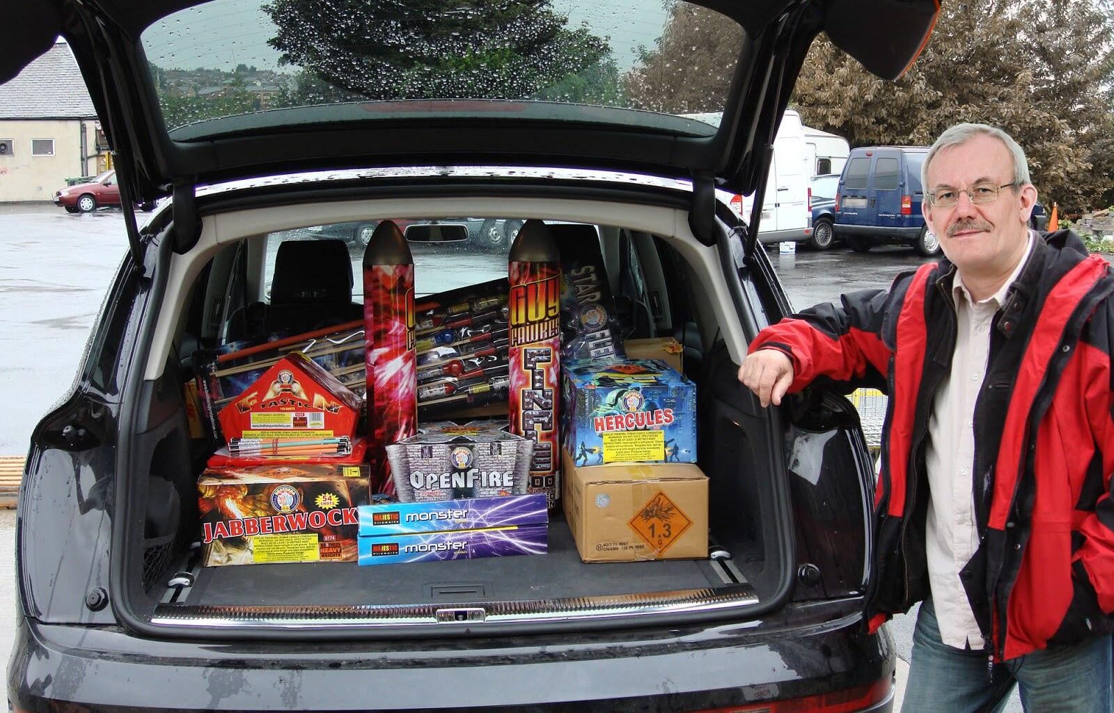 Mann, der gegen Klimaschutz ist, weil das niemand bezahlen kann, kauft Böller für 500 Euro