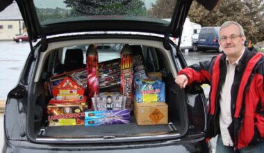 Mann, der gegen Klimaschutz ist, weil das niemand bezahlen kann, kauft Böller für 500 Euro