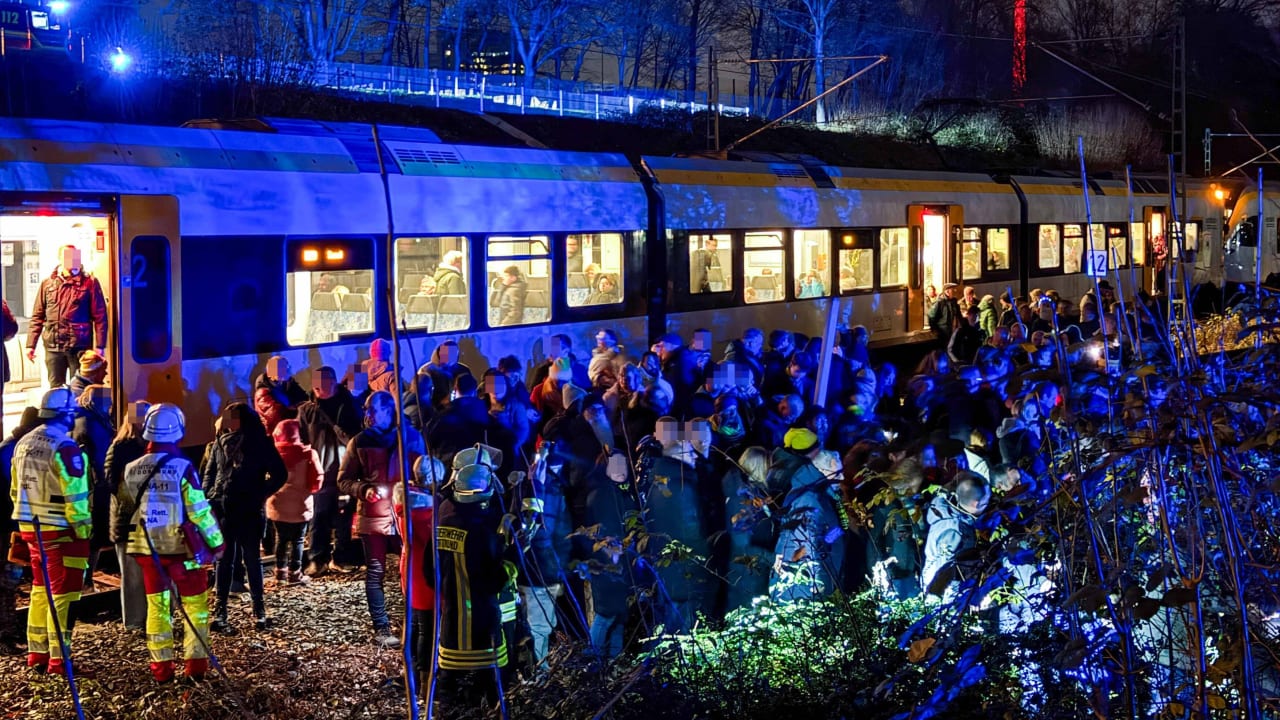 Dortmund: Überfüllter Zug defekt, Passagiere wählen Notruf | Regional