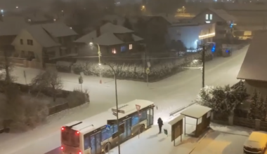 Sneh zasypáva Slovensko a bude to ešte horšie. Prvé cesty sú ťažko prejazdné