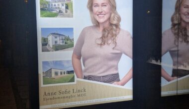 Det er hårde tider når Sidse Babett Knudsen bliver nødt til at køre sidehustle som ejendomsmægler