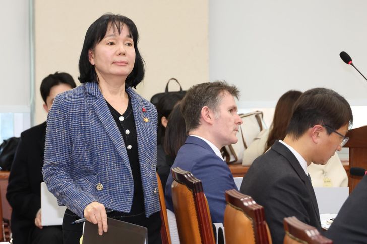 Song Kyung-hee, left, chairperson of the Personal Information Protection Commission, returns to her seat after responding to lawmakers' questions during a session of the parliamentary national policy committee at the National Assembly in Seoul, Wednesday. Yonhap