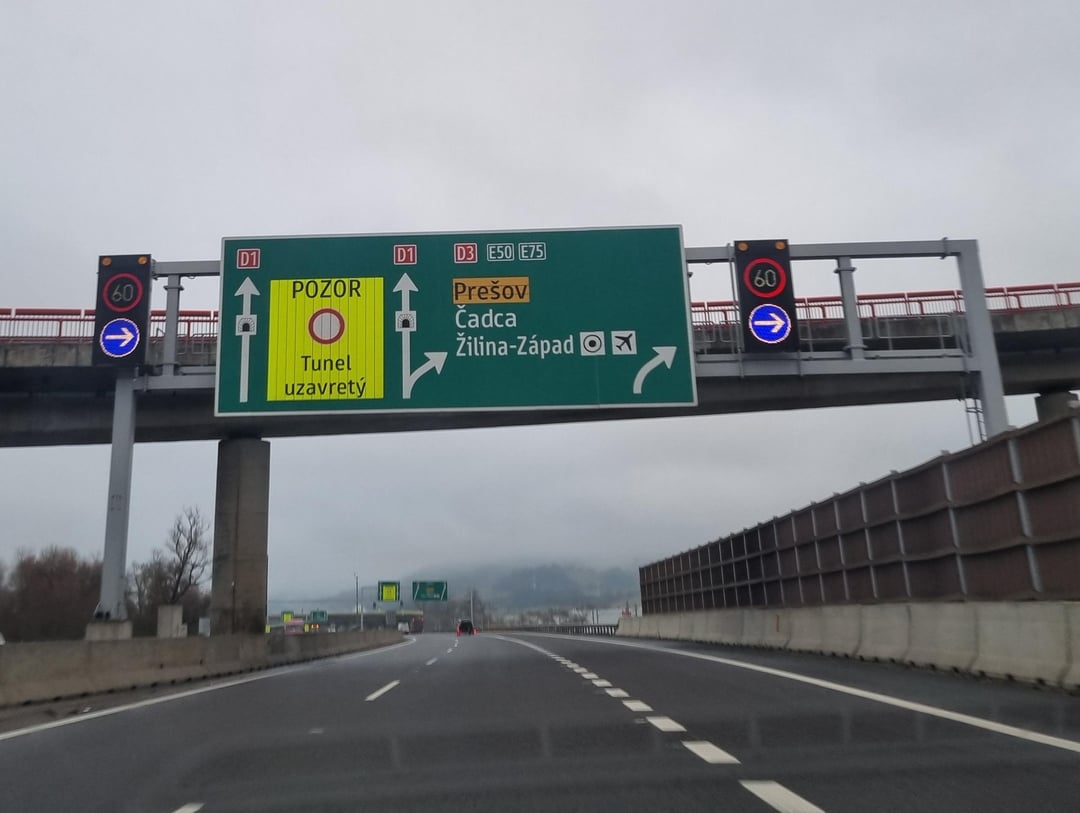 Som isiel dnes na istotu do noveho tunela. A v mekaci citam, ze pampremier sa korculuju, kym plebs cestuje domov na Vianoce popod Strecno.