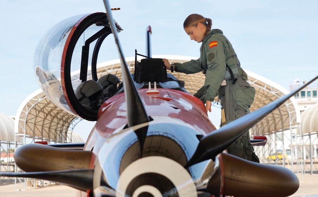 Princess Leonor takes her first solo flight during her Air Force training.
