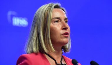 Federica Mogherini arrestata a Bruxelles: «Frode in appalti pubblici e corruzione sui programmi di formazione per giovani diplomatici». Arrestati anche Stefano Sannino e un manager