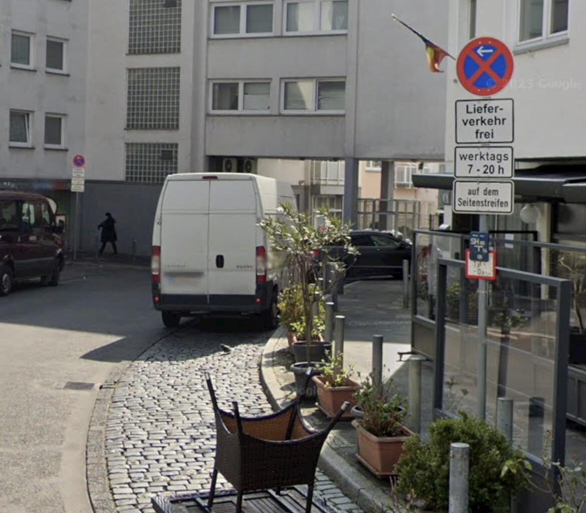 Need help deciphering German parking signs (No Stopping zone)