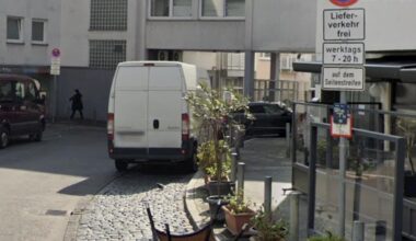 Need help deciphering German parking signs (No Stopping zone)