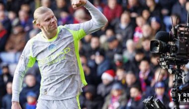 City z dvema goloma Haalanda še naprej diha za ovratnik topničarjem