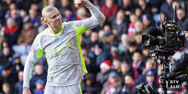 City z dvema goloma Haalanda še naprej diha za ovratnik topničarjem