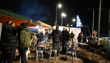 Αγρότες: Προς νέα κλιμάκωση μετά την Πρωτοχρονιά - Γιορτάζουν τα Χριστούγεννα στα μπλόκα, με μουσική και μεζέδες