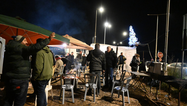 Αγρότες: Προς νέα κλιμάκωση μετά την Πρωτοχρονιά - Γιορτάζουν τα Χριστούγεννα στα μπλόκα, με μουσική και μεζέδες