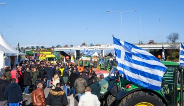 Τη Δευτέρα «κόβουν» την Ελλάδα στα δύο οι αγρότες  - 14 μπλόκα και 4 αγροτικοί σύλλογοι λένε «ναι» σε διάλογο με την κυβέρνηση