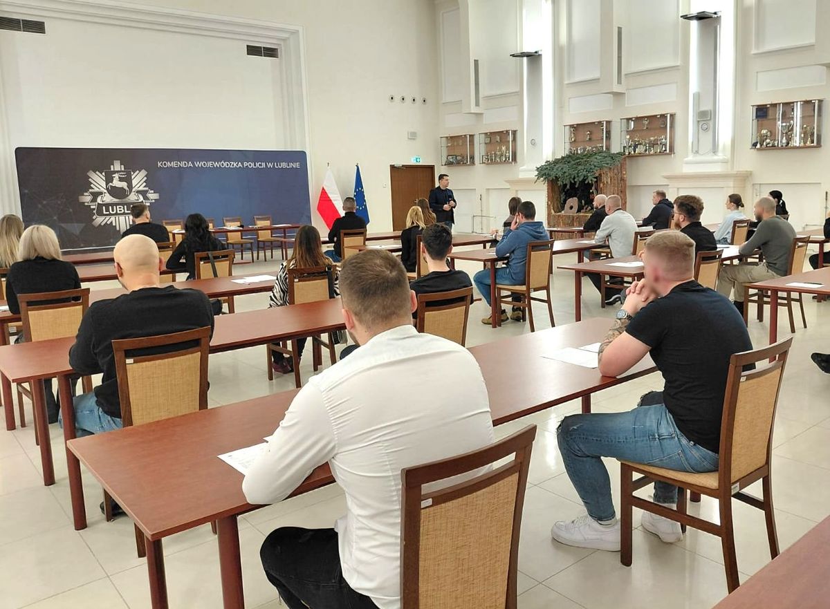 kandydaci piszą test wiedzy 