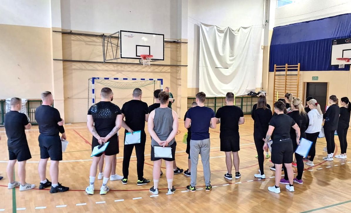 kandydaci na sali przed testem sprawności fizycznej