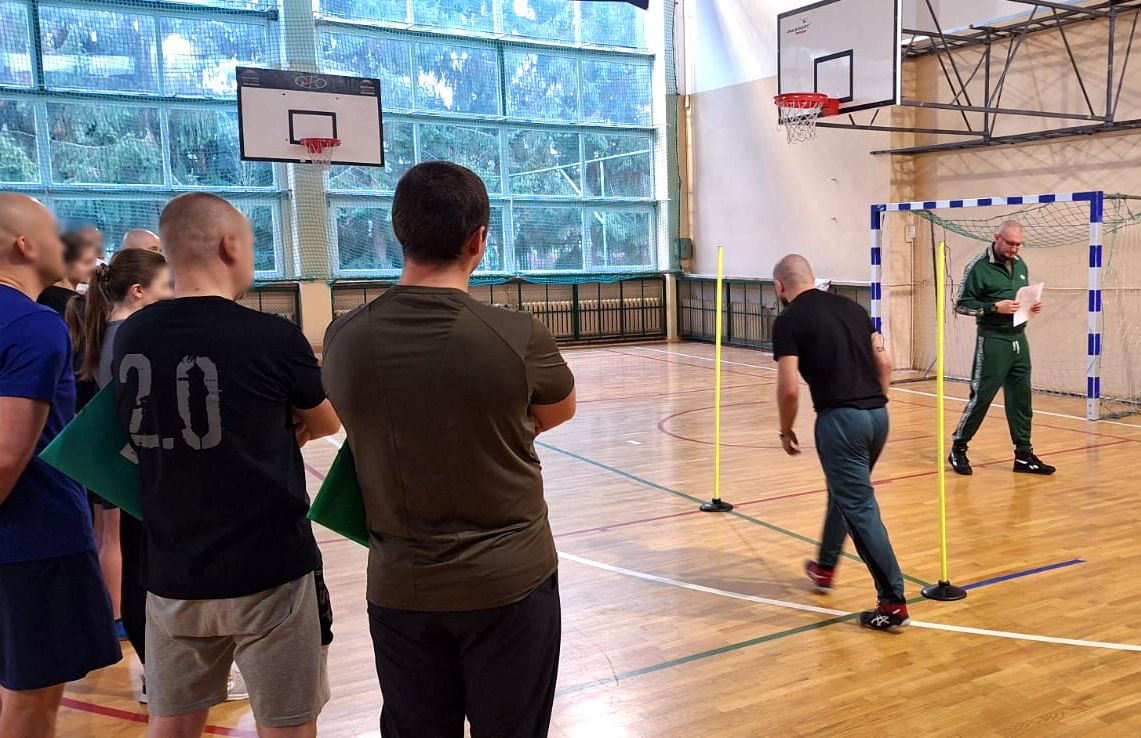 kandydaci na sali przed testem sprawności fizycznej