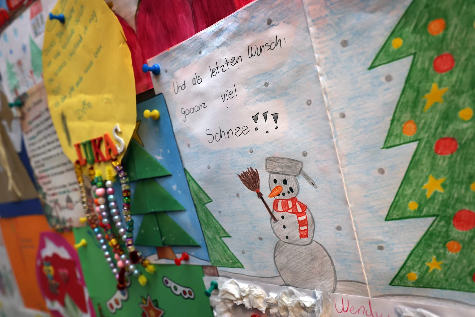 PRODUKTION - 18.11.2025, Bayern, Himmelstadt: Ein Wunschzettel an das Christkind, auf dem "Und als letzten Wunsch: Gaaanz viel Schnee!!!" zu lesen ist, h