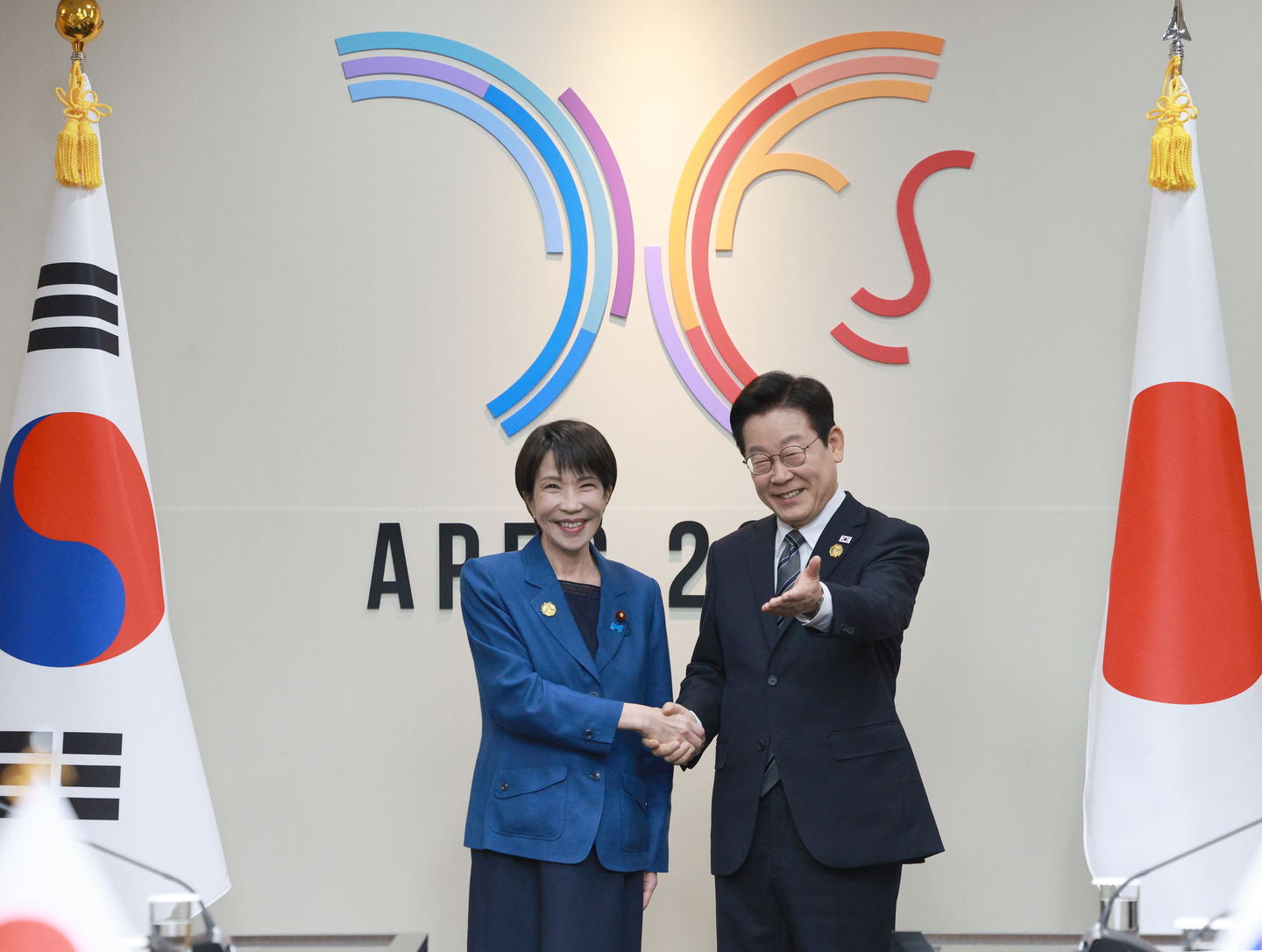 President Lee Jae Myung and Japanese Prime Minister Sanae Takaichi shake hands ahead of a bilateral summit on the sidelines of the Asia-Pacific Economic Cooperation (APEC) leaders’ meeting in Gyeongju on Oct. 30. [YONHAP]