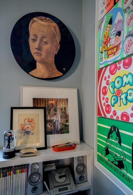 Plato ilustrado sobre fondo negro realizado por Lucía Bosé, una foto de Salim Aaron y un retrato de la duquesa de Montoroalos nueve años