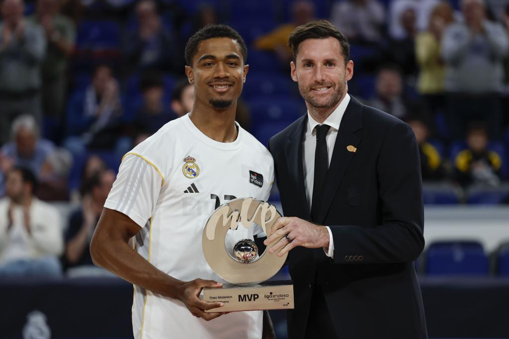 Théo Louis Maledon recibe de manos de Rudy Fernández el premio al MVP del mes de noviembre.
