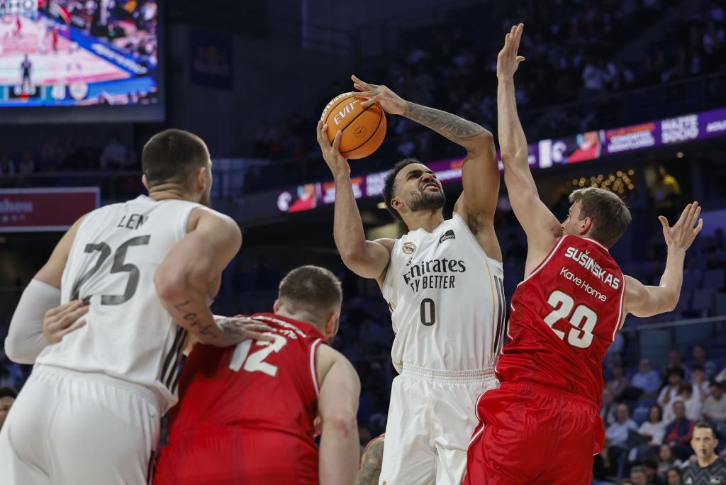 Trey Lyles trata de anotar ante Susinskas.