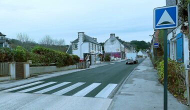 « Il y a toujours eu des gens à passer malgré les sens interdits » : le bourg de Saint-Michel-en-Grève rénové va (enfin) rouvrir
