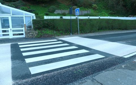 De nouveaux passages piétons ont été créés et la chaussée a été réduite à 6, 50 mètres pour inciter les automobilistes à lever le pied.