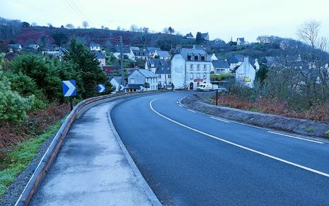 Inexistant auparavant, un passage piéton a été créé pour les usagers allant et venant de Ploumilliau. La rambarde a également été changée et une ligne blanche tracée.