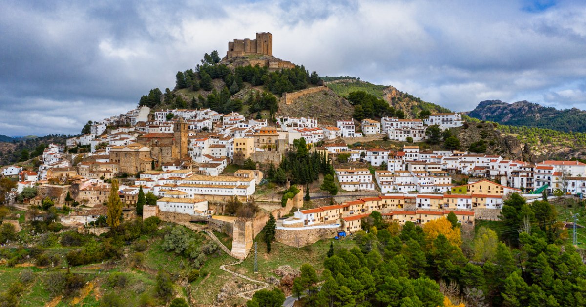 Uno de los pueblos más bonitos de España, coronado por un impresionante castillo y que muy pocos conocen