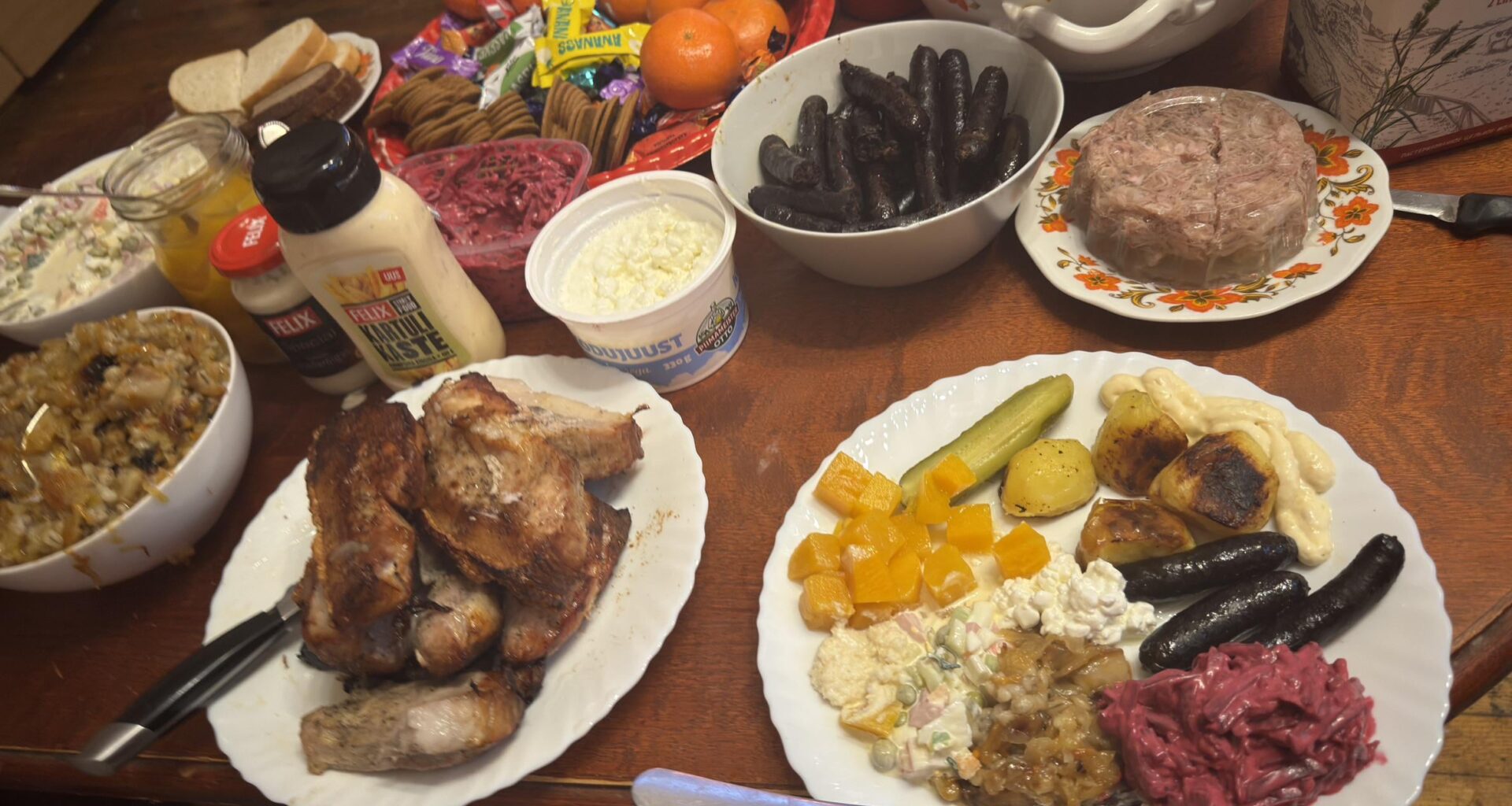 Minu ja mu isa jõululaud, kas te panete ka jõulupeo püsti? Mida sööte? :)