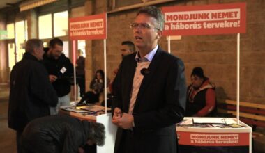 Nem tudta elviselni, hogy kórház előtt riogatnak háborúval, felborította a fideszes aláírásgyűjtő standot