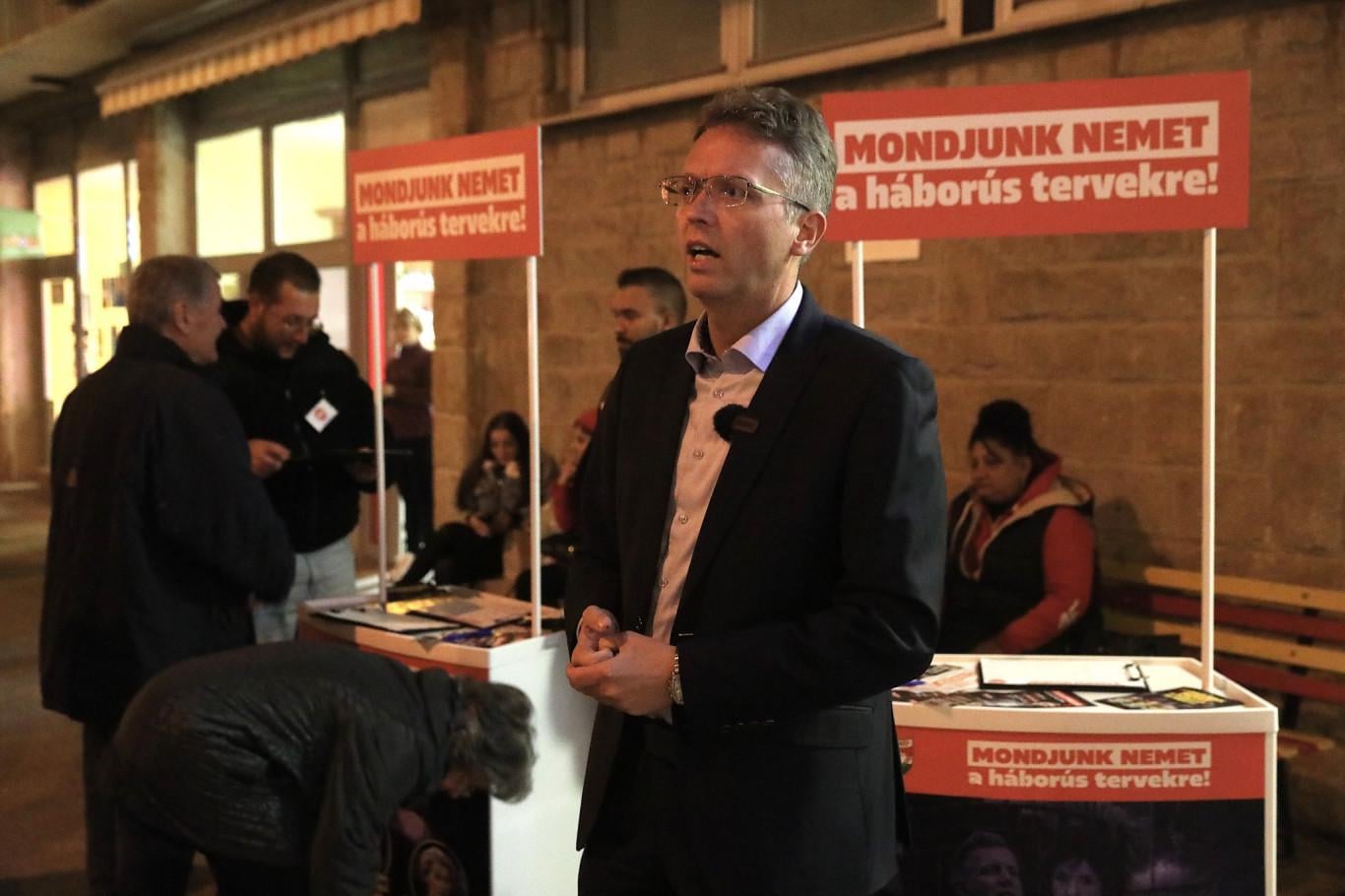 Nem tudta elviselni, hogy kórház előtt riogatnak háborúval, felborította a fideszes aláírásgyűjtő standot