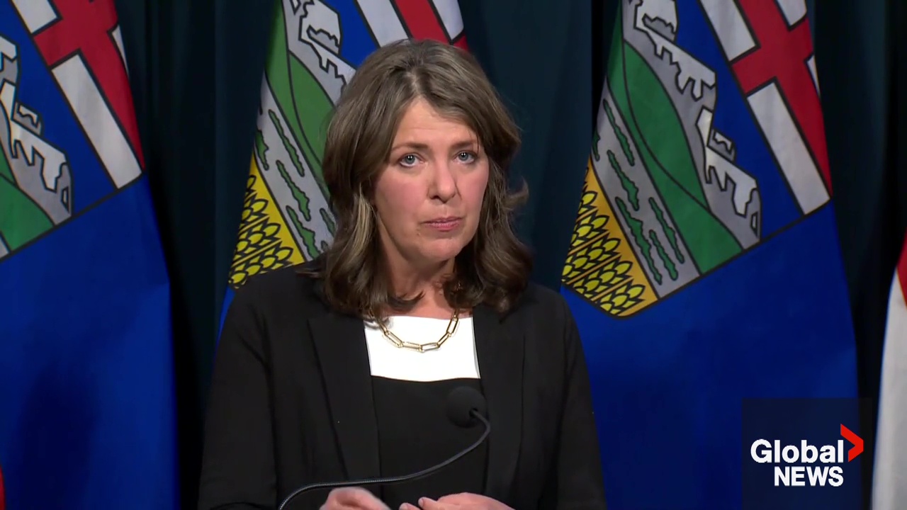 Click to play video: 'Premier Smith defends health minister amid corruption scandal, accuses Alberta Health Services staff of blocking changes'