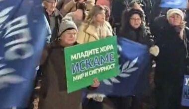 Когато този, който раздава плакатите не знае какво пише на тях. Gen Z - Разград 🙄