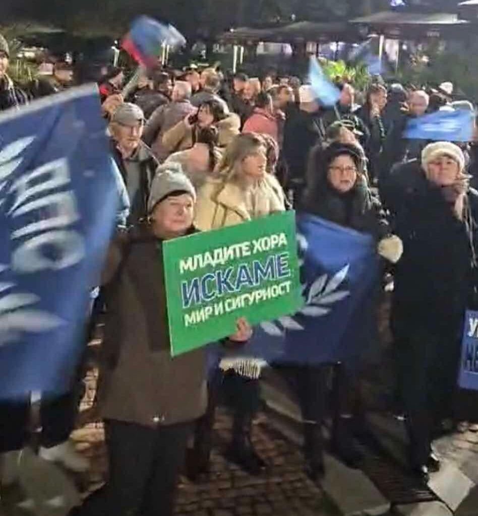 Когато този, който раздава плакатите не знае какво пише на тях. Gen Z - Разград 🙄