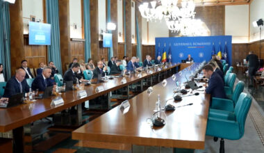 Clasa politică a intrat în vacanţă, dar a rămas cu restanţe: Bugetul, justiţia, serviciile de informaţii