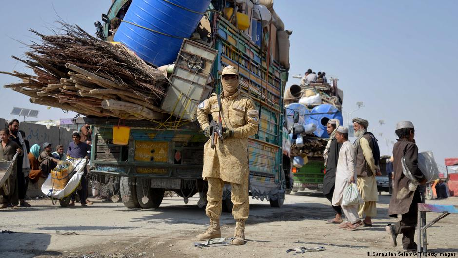 Afghan refugees at risk as deportations surge in Pakistan – DW – 12/22/2025