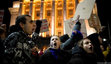 Bulgaria sees massive protests against budget, corruption – DW – 12/02/2025