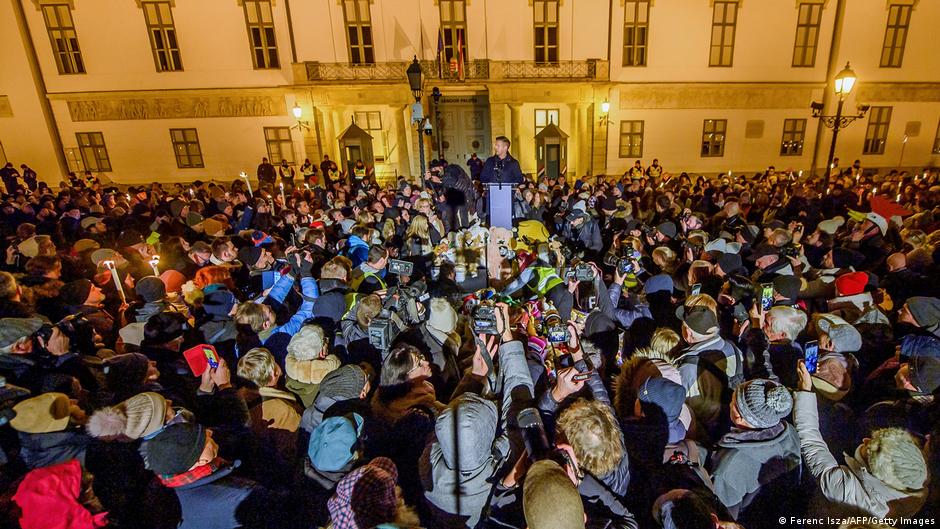 Thousands march demanding Orban's ouster – DW – 12/14/2025