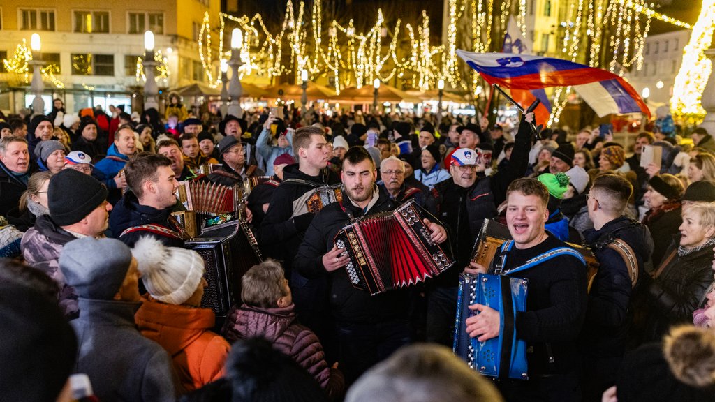 Na shodu harmonikarjev v središču Ljubljane nepopisna gneča
