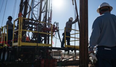 Oil Rises as Geopolitical Risks Mount From Russia to Venezuela