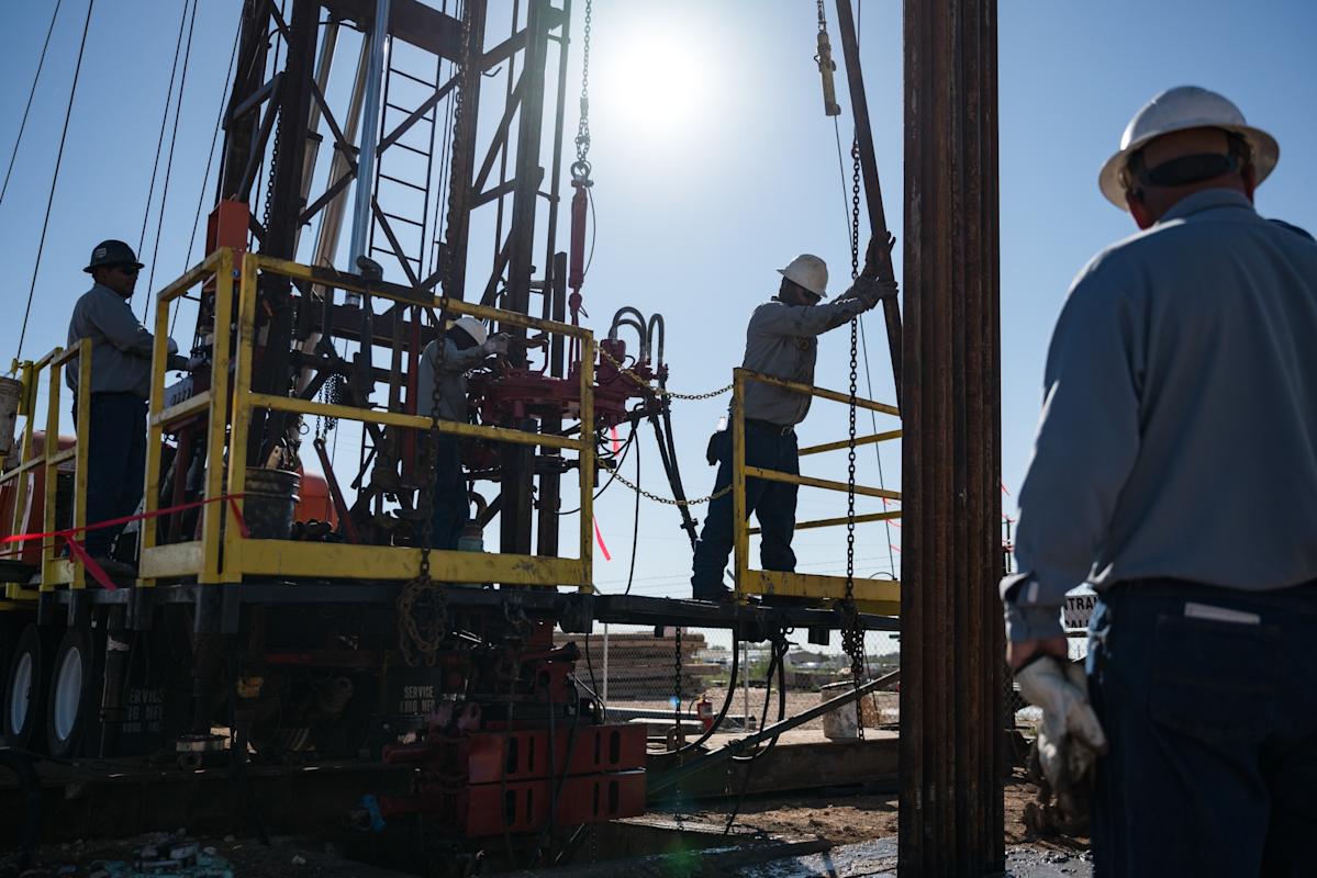 Oil Rises as Geopolitical Risks Mount From Russia to Venezuela