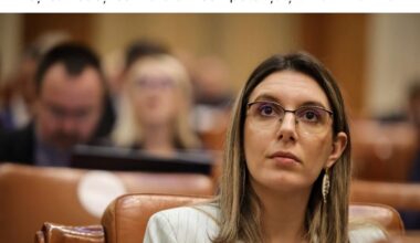 Diana Buzoianu slay. Doar la suveranistoizi am vazut asa multe like-uri pe facebook. Keep going, girl, esti o gura de aer proaspat cum multi ne doream de mult sa vedem. Sper sa ii inspiri si pe altii.